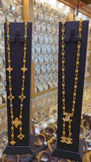 #fashion #ذهب #newcollection #dubai #sharjah 
قطع فنية ساحرة بتصميم حديث تسلط الضوء على أنوثتكِ وتعززها وتشعرين معه بالحرية المطلقة🤩💥
مجموعة جديدة من العقود الطويلة العيار 21 💎💯
نمتمنى ان تنال اعجابكم ....